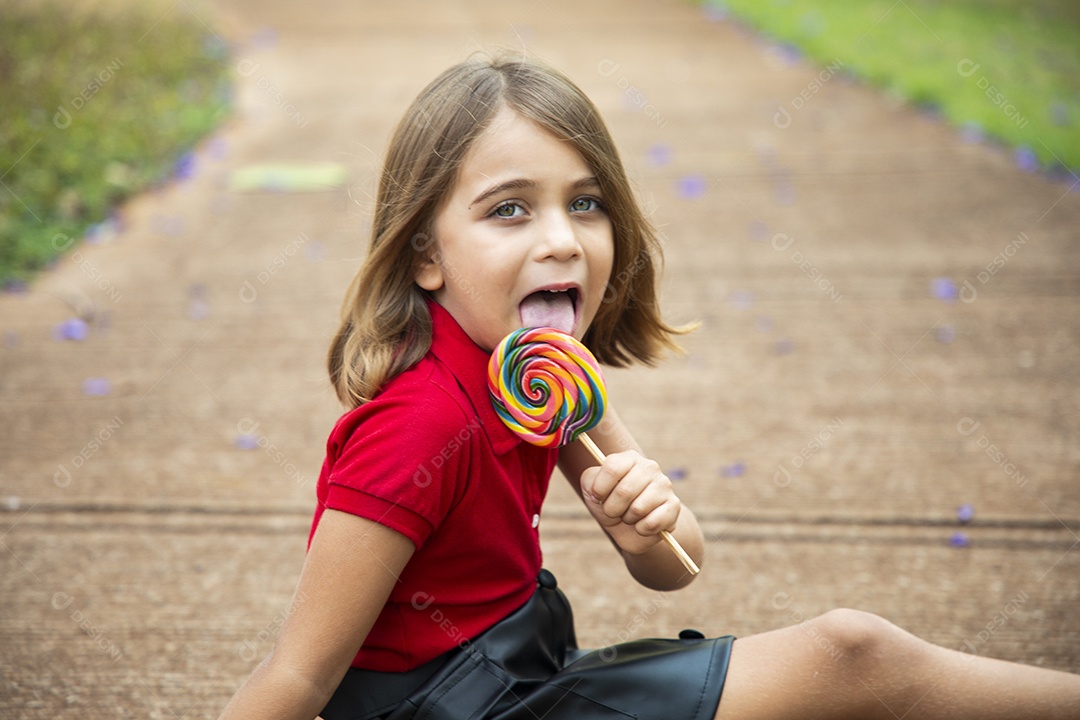 Menina fofa com seu pirulito nas mãos