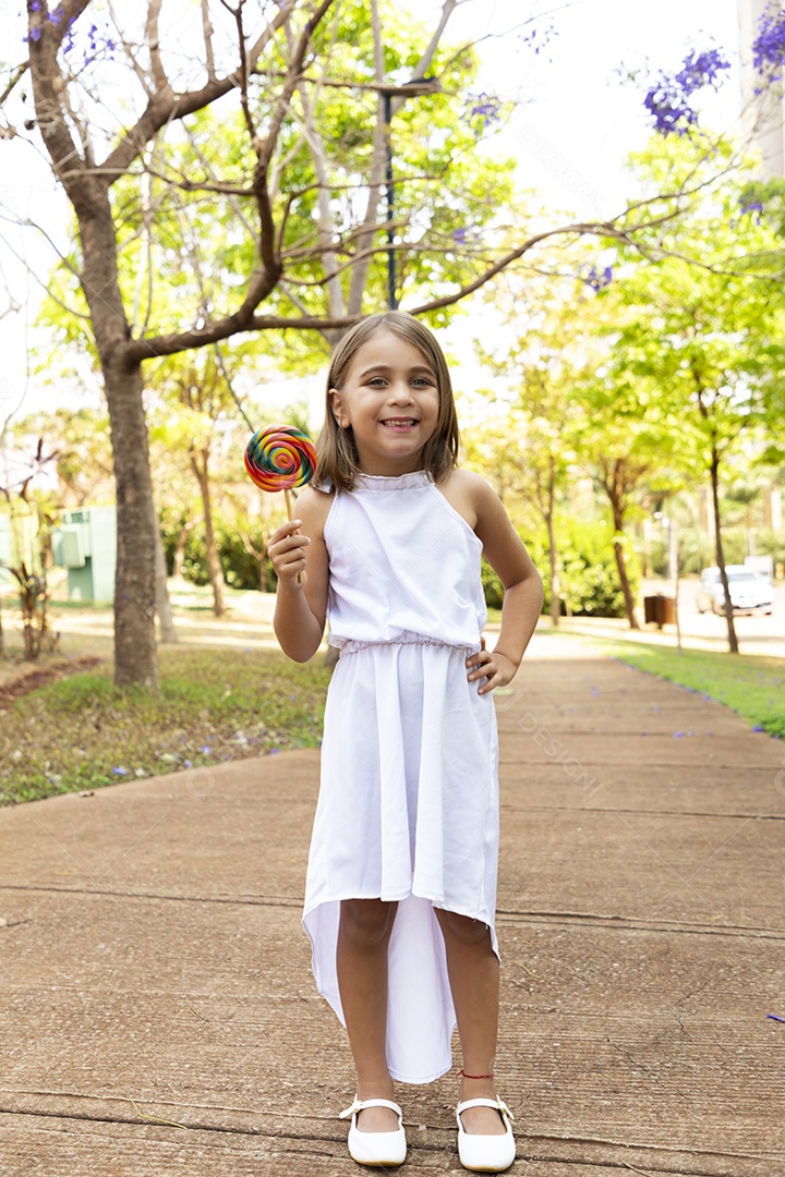 Menina fofa com seu pirulito nas mãos