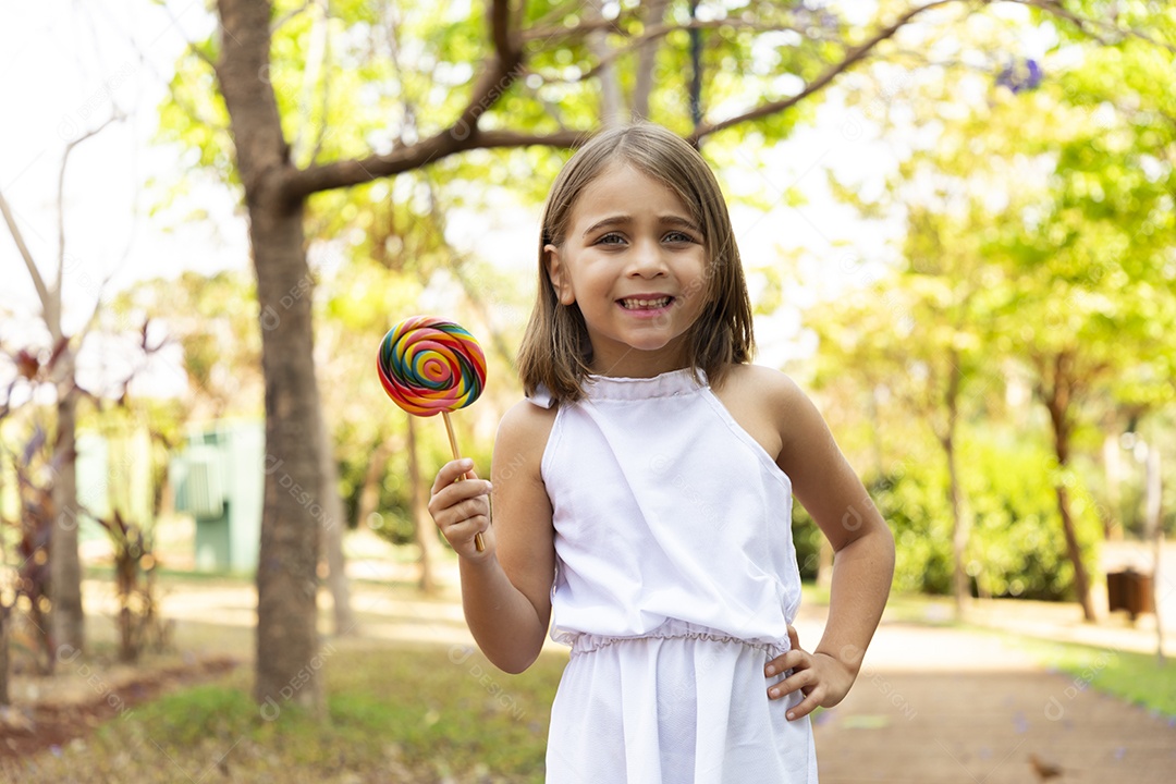 Menina fofa sorridente segurando pirulito