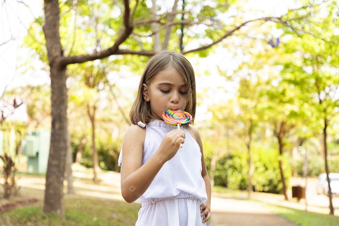 Menina loira linda sorrindo para fotos
