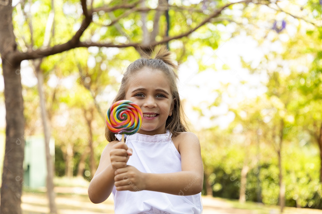 Menina contente com seu pirulito favorito