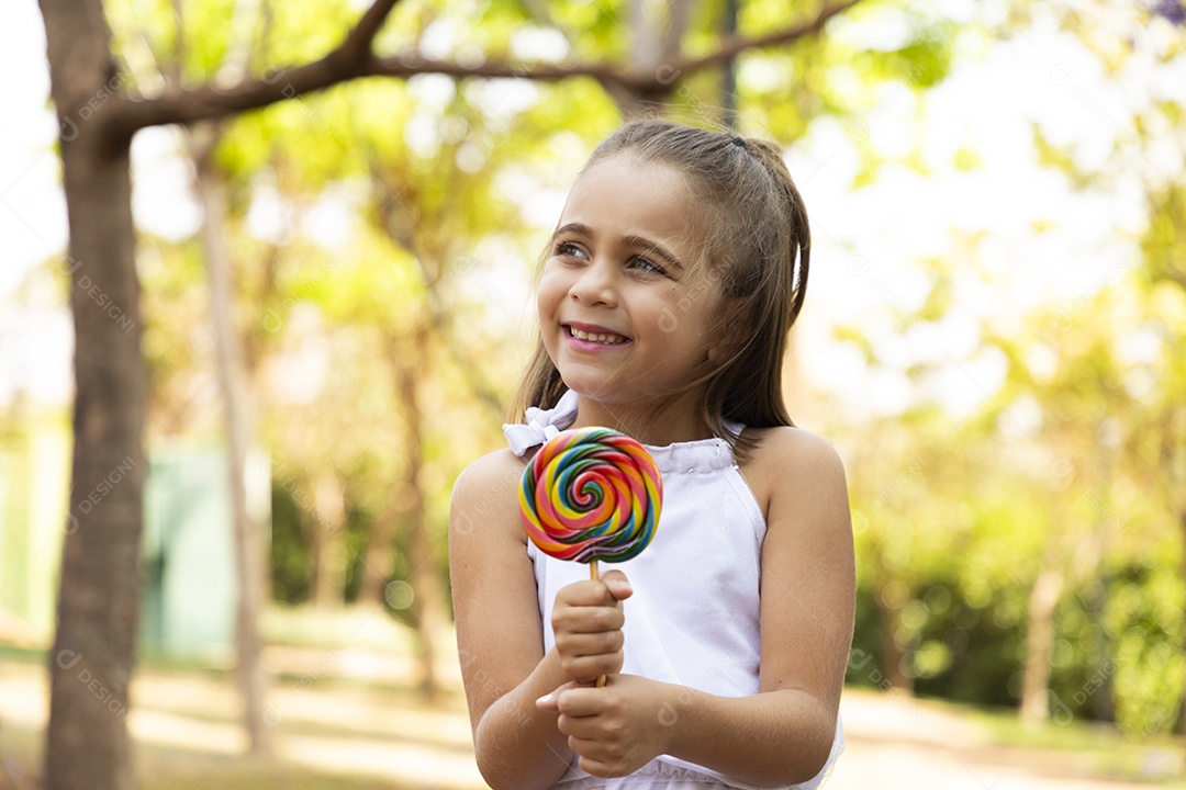 Menina fofa com seu pirulito nas mãos