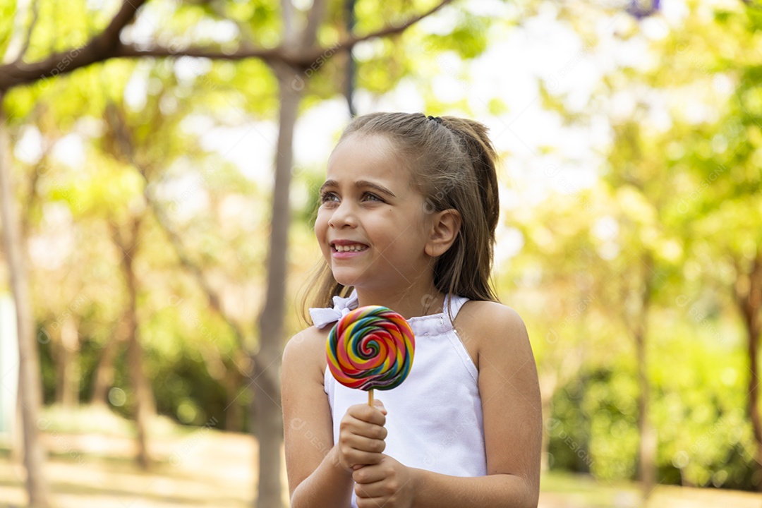 Linda menina chupando pirulito