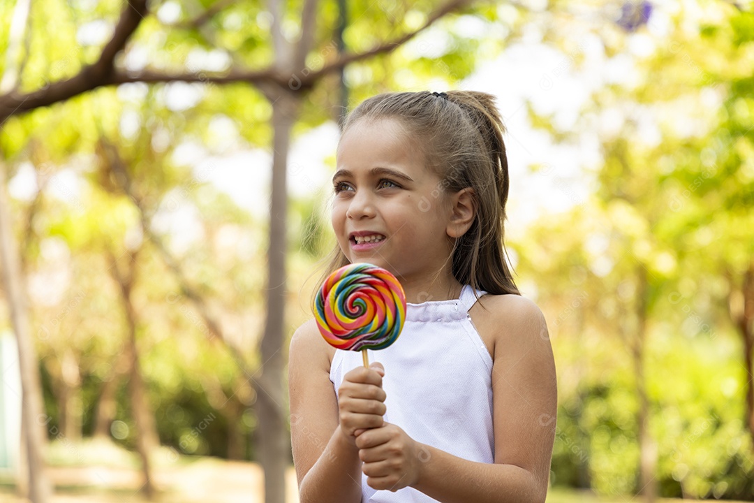 Menina chupando pirulito