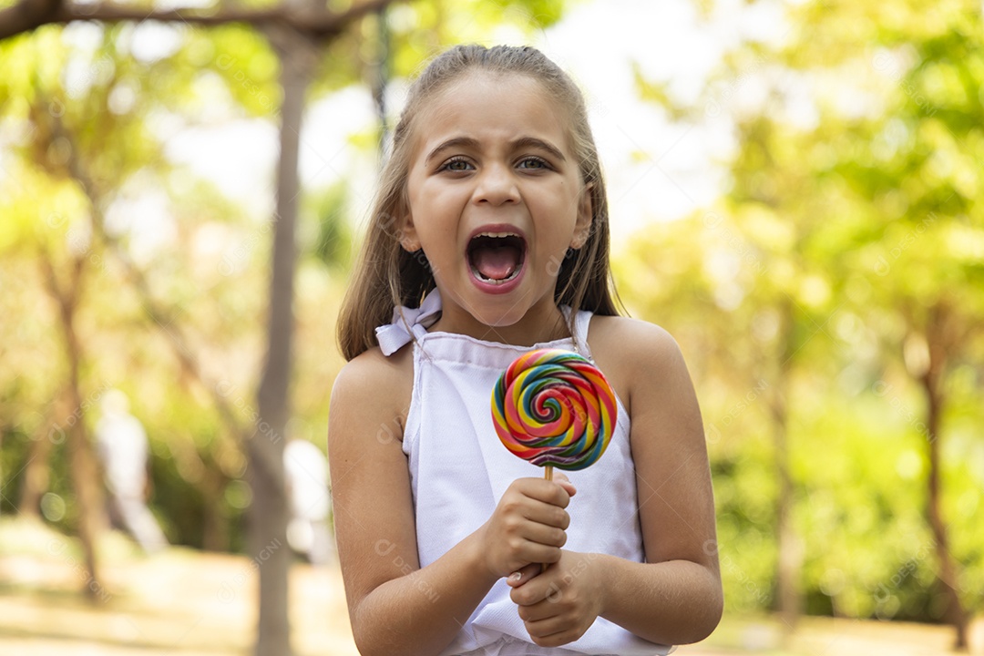 Menina loira linda sorrindo para fotos