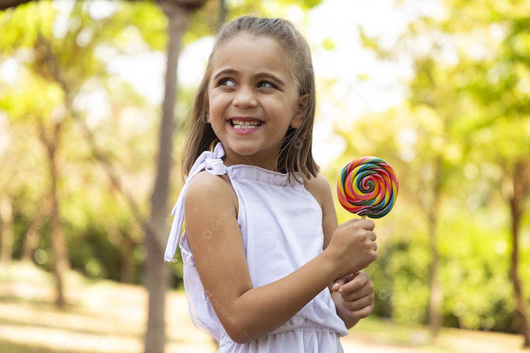 Menina fofa com seu pirulito nas mãos