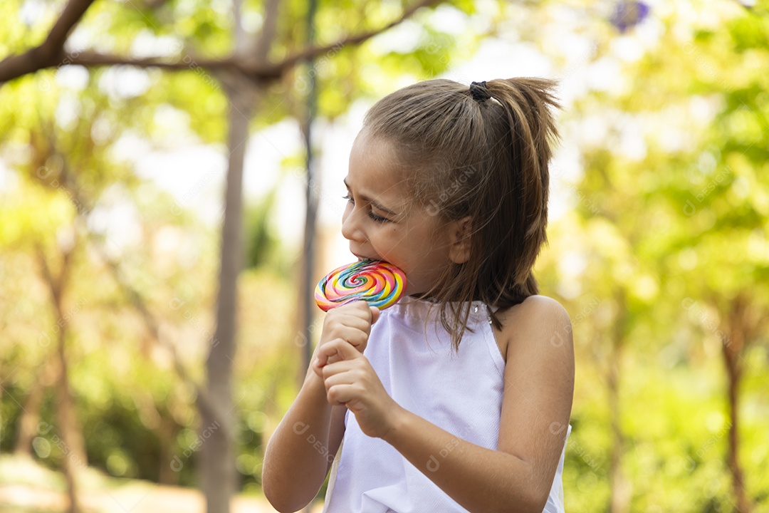 Menina fofa chupando pirulito