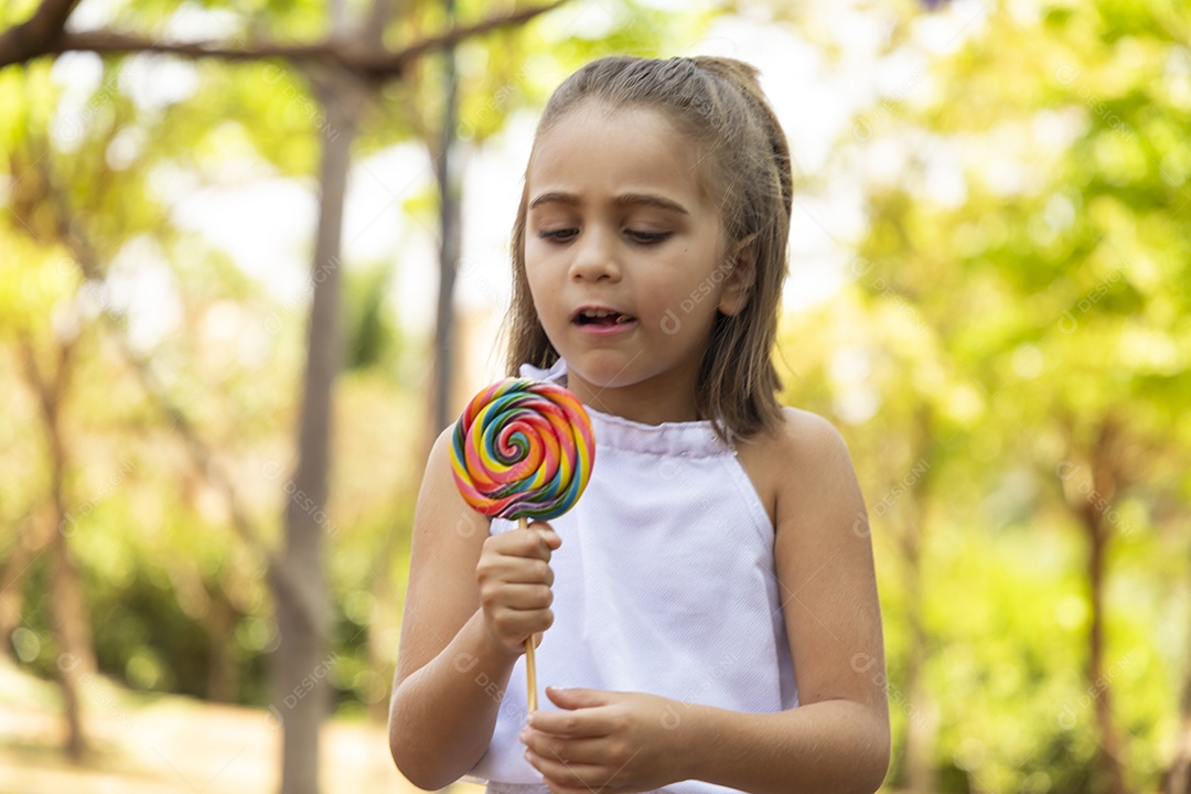 Menina contente com seu pirulito favorito