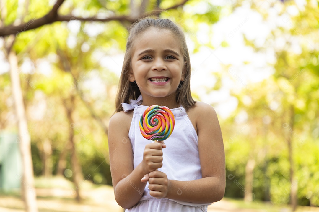 Menina fofa com seu pirulito nas mãos