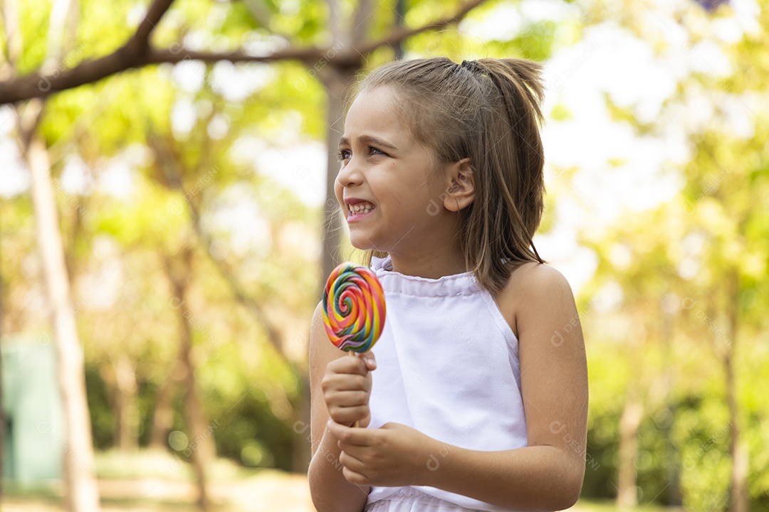 Menina fofa com seu pirulito nas mãos