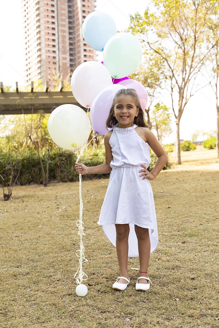 Menina fofa com balões na mão