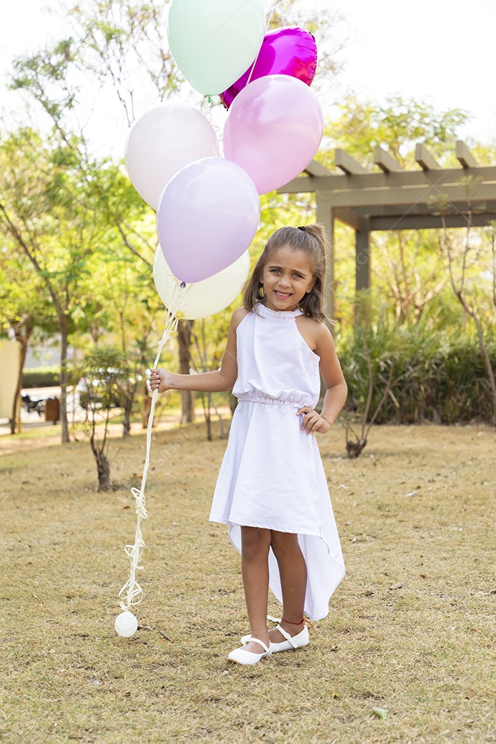 Menina fofa posando para fotos com balões
