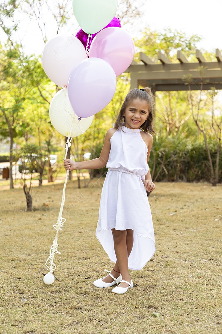 Menina feliz posando para foto de aiversário