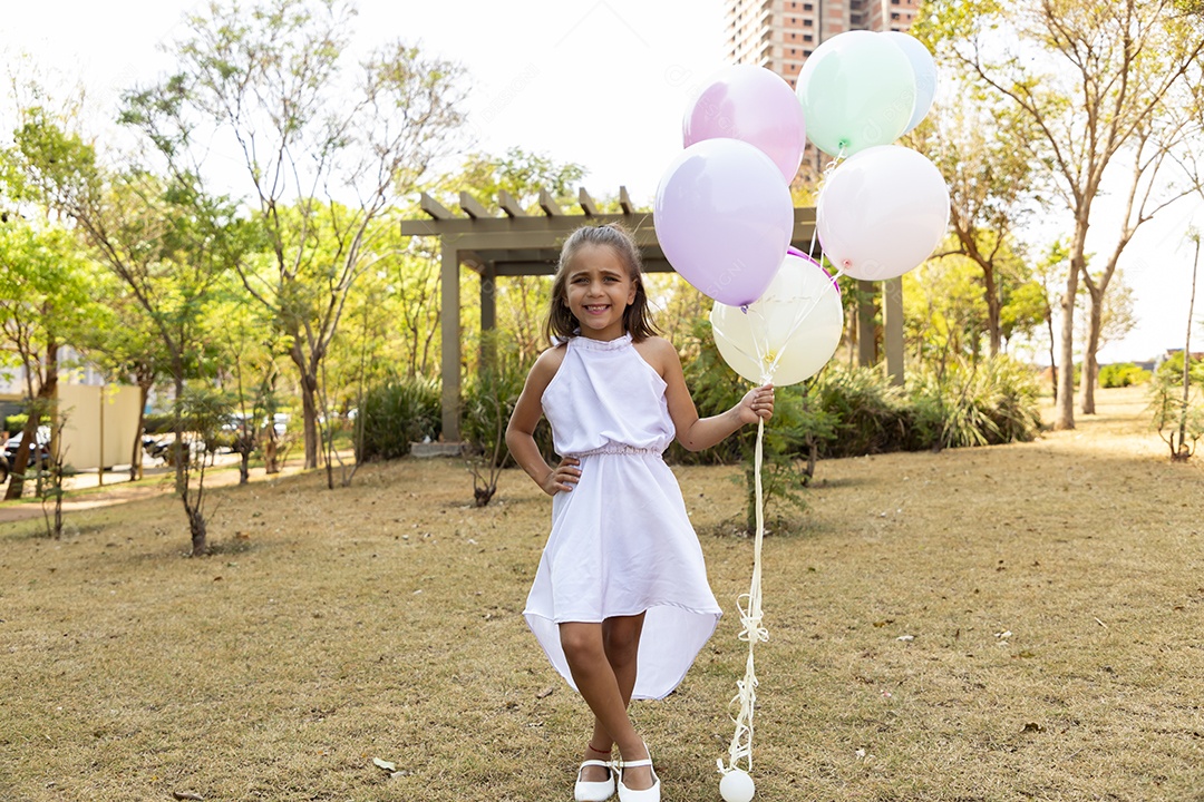 Menina fofa posando para fotos com balões