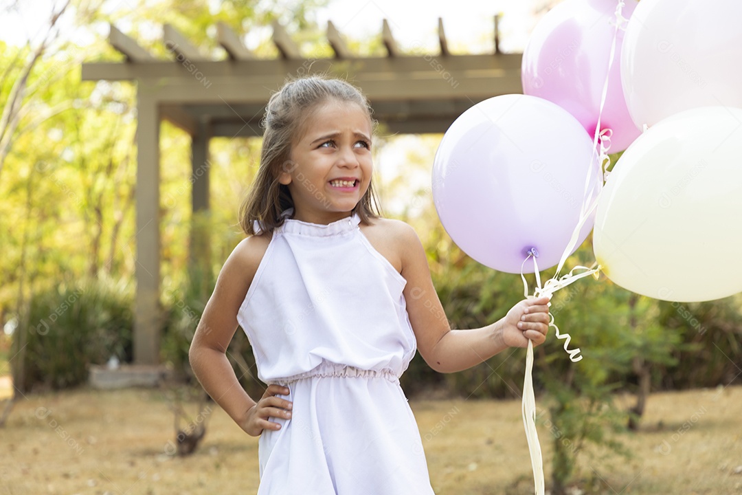 Menina fofa linda tirando fotos para seu aniversário