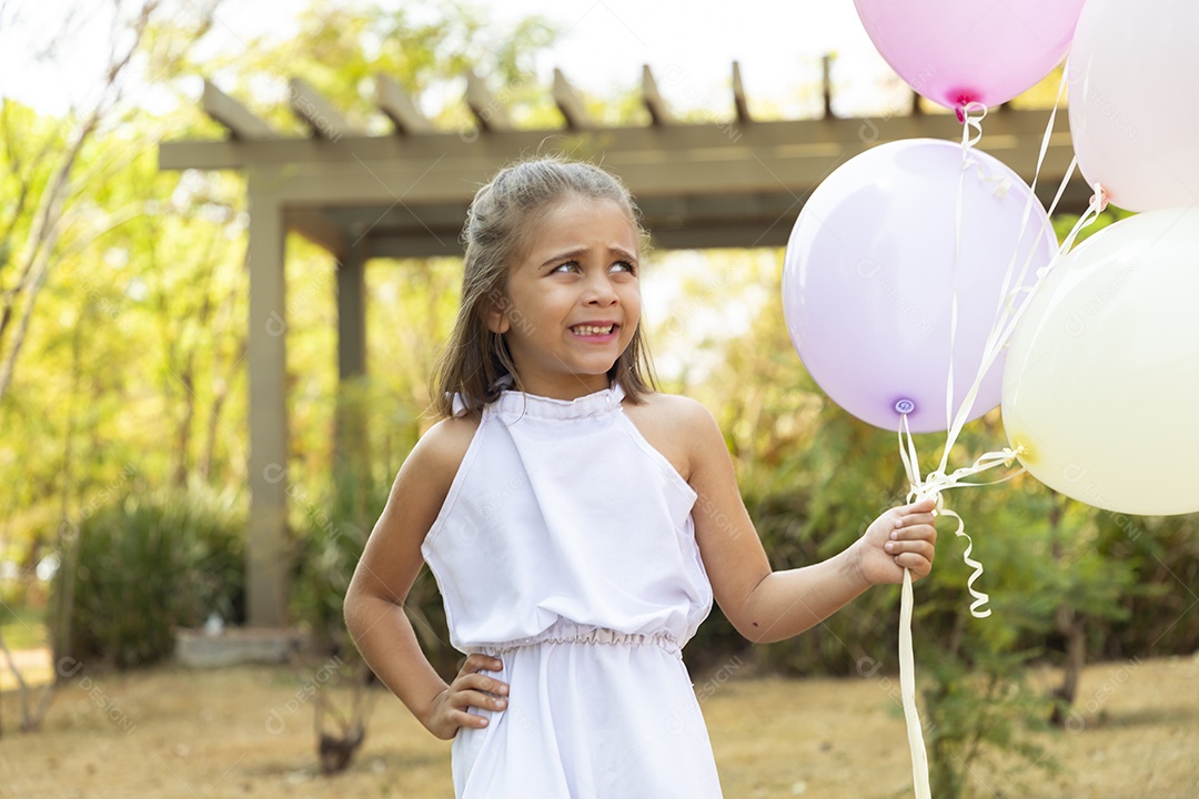 Menininha fofa balões na mãos