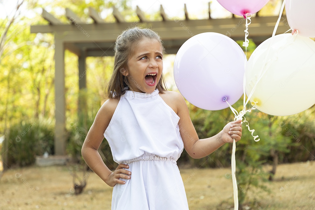 Garotinha fofa com mãos segurando balão para fotos
