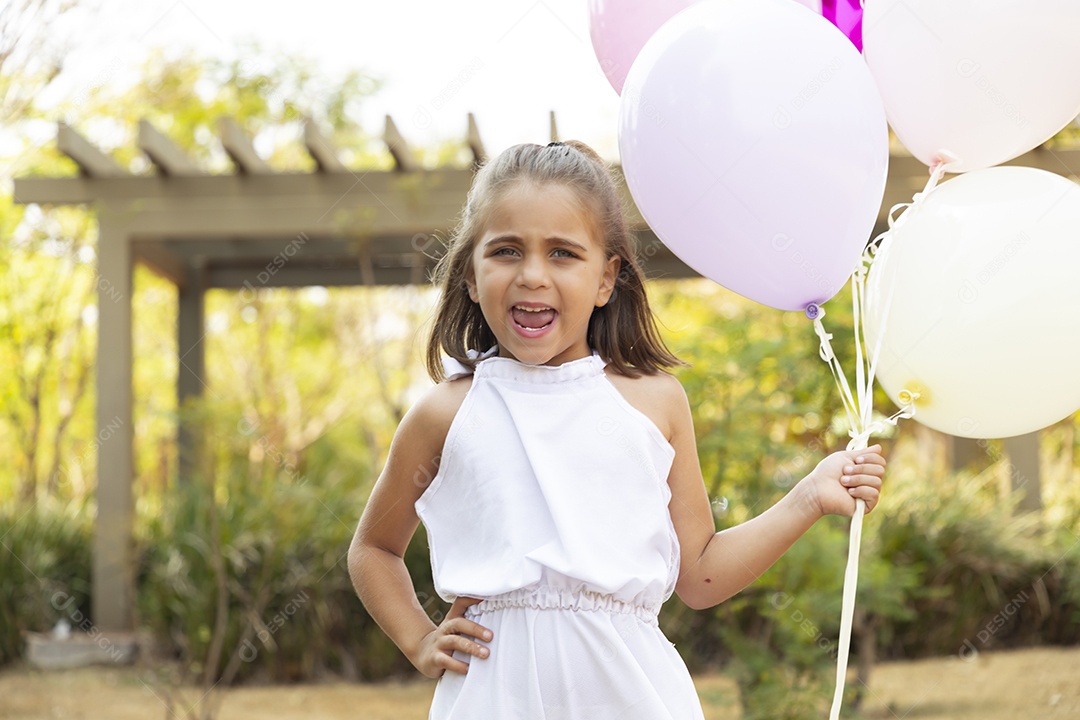 Garotinha feliz com balões na mão