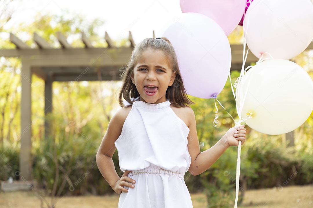 Linda menina feliz com balões na mão