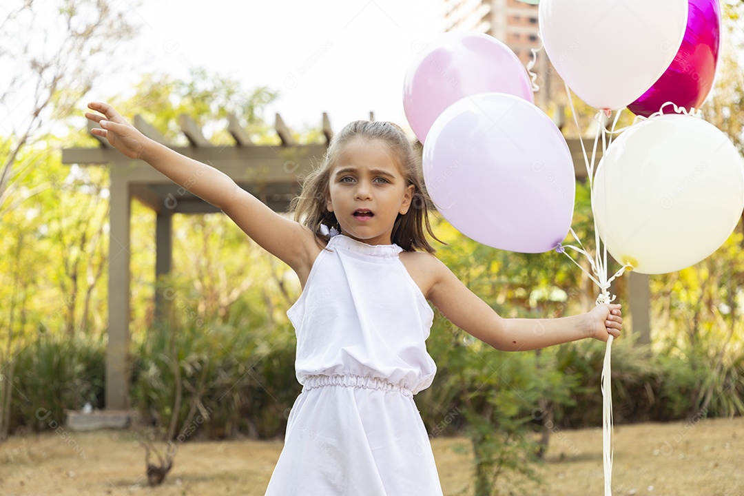 Linda garotinha loira com balões na mão