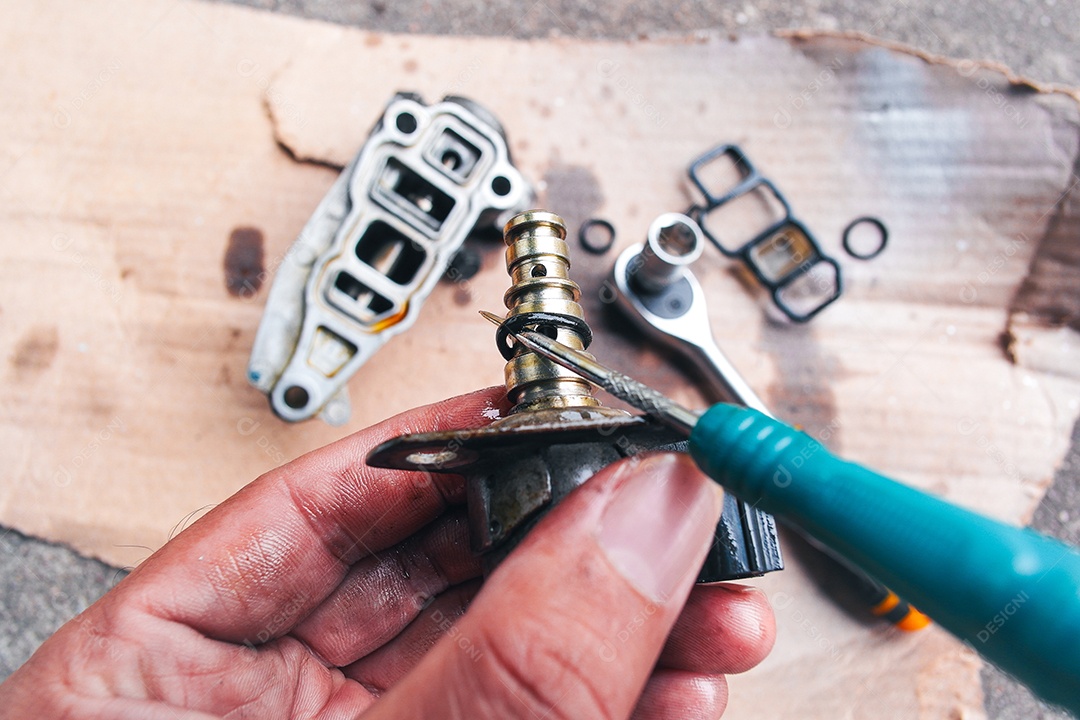 Um mecânico está substituindo um selo de borracha desgastado para reparo