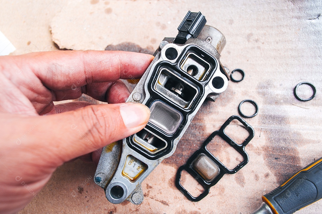 Um mecânico está substituindo um selo de borracha desgastado para reparo