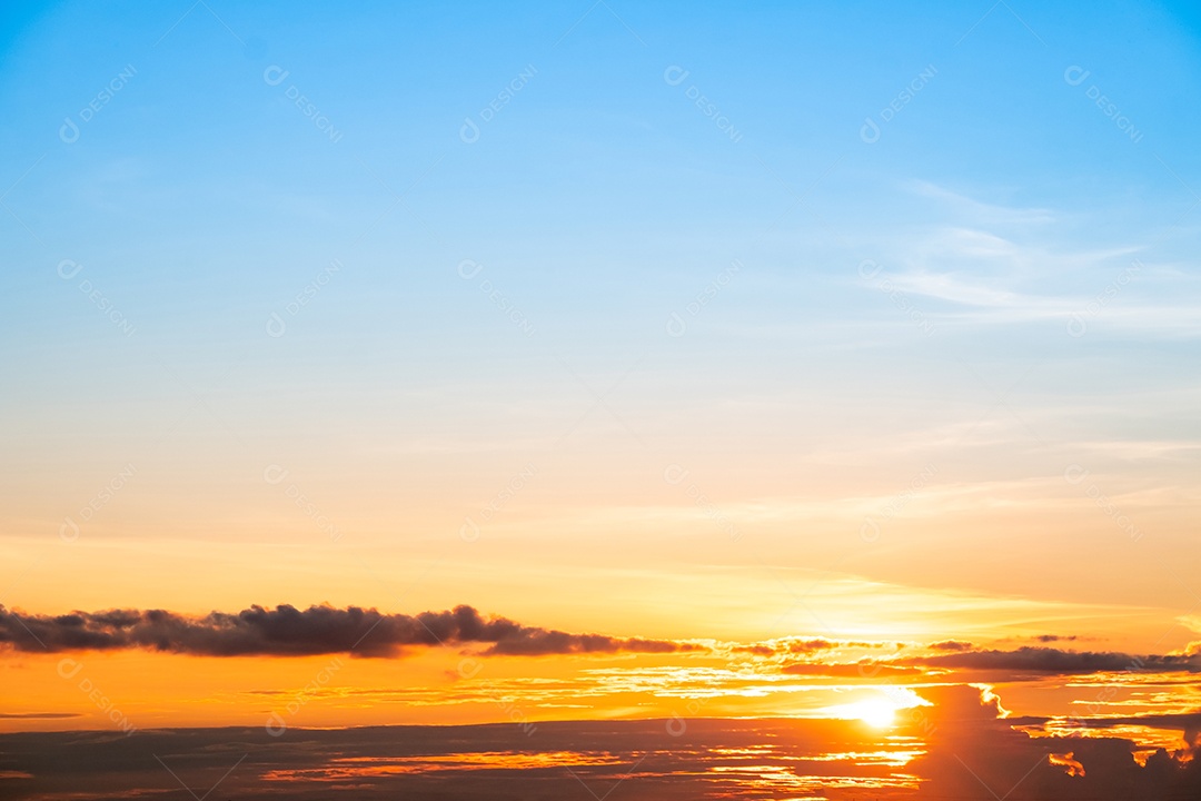 Céu lindo com nuvens e um pôr do sol