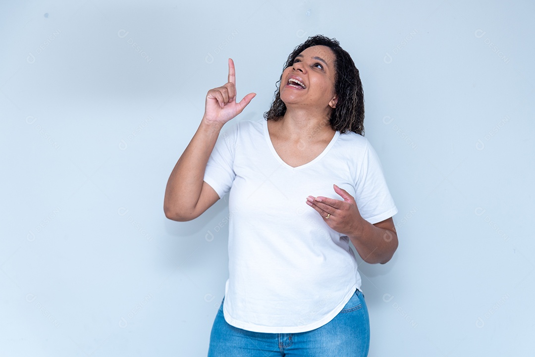 Mulher sorrindo e apontando para cima