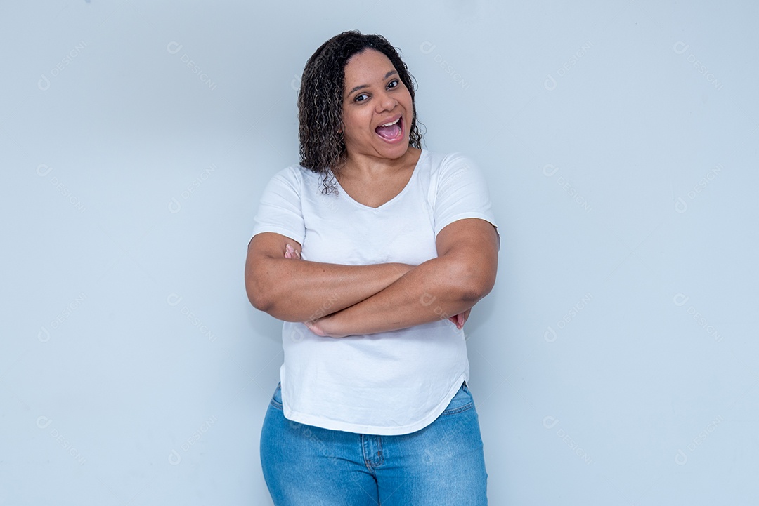 Mulher de braços cruzados sorrindo