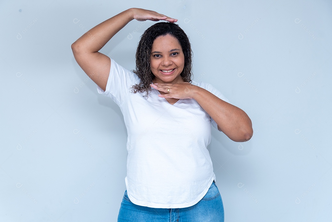 Mulher com mãos no rosto