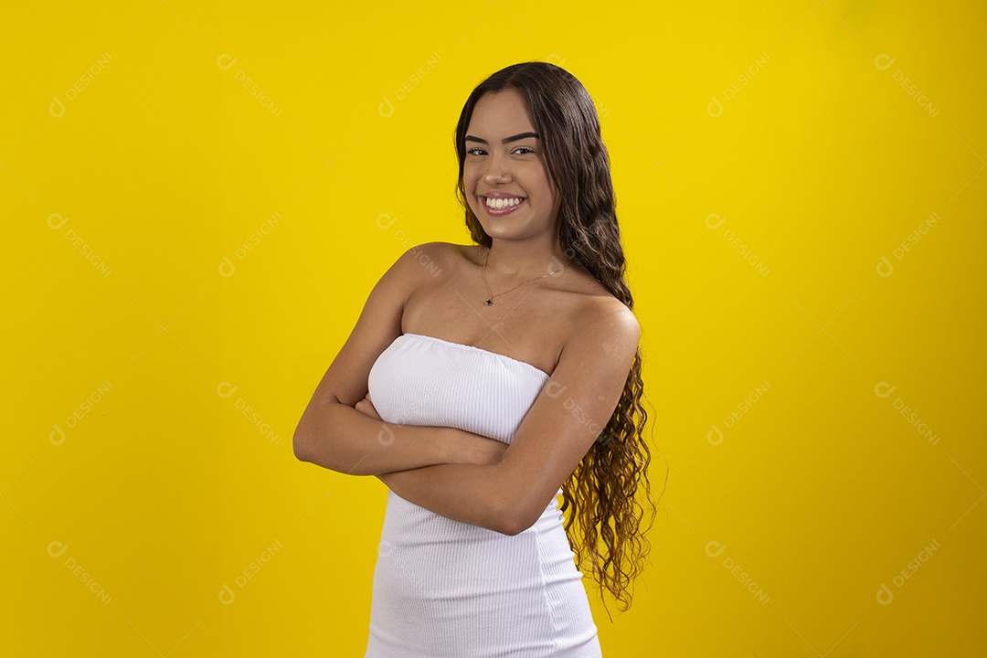 Linda garota de braços cruzados e sorrindo