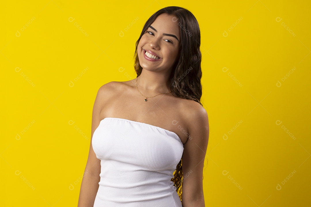 Linda garota feliz sorridente