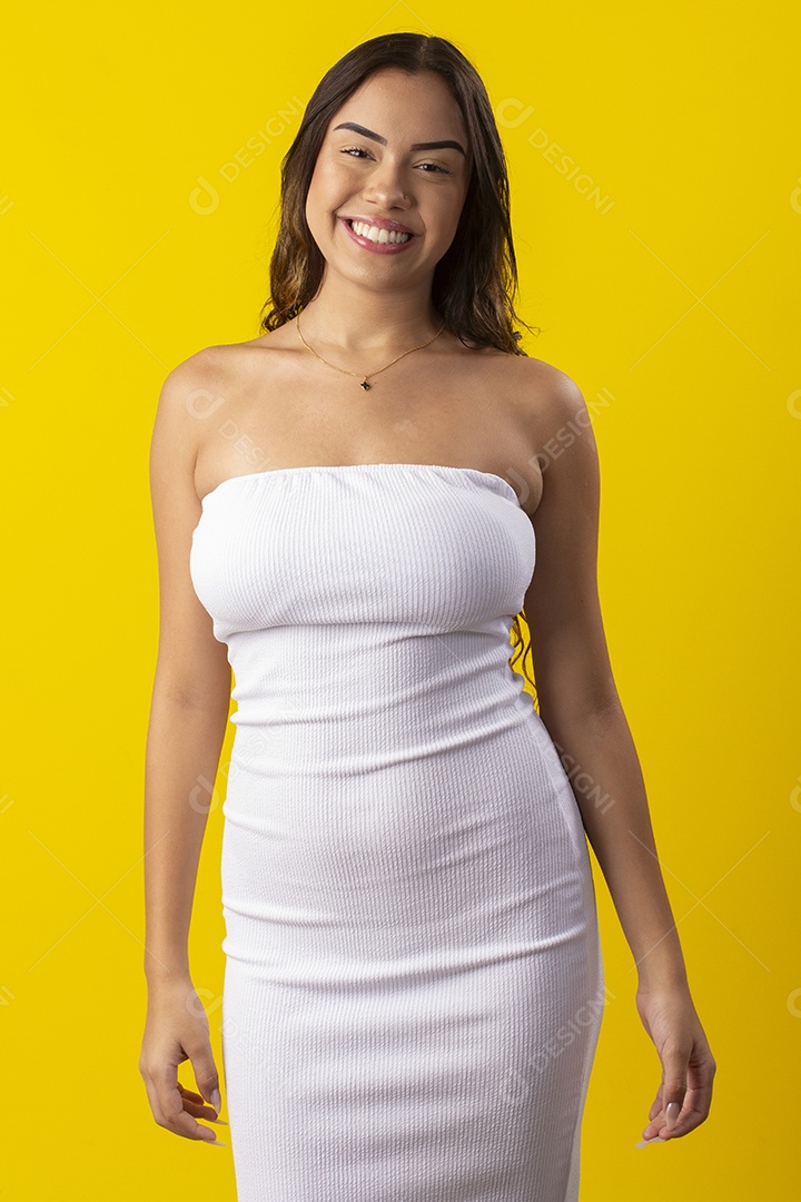 Linda garota simpática sorrindo