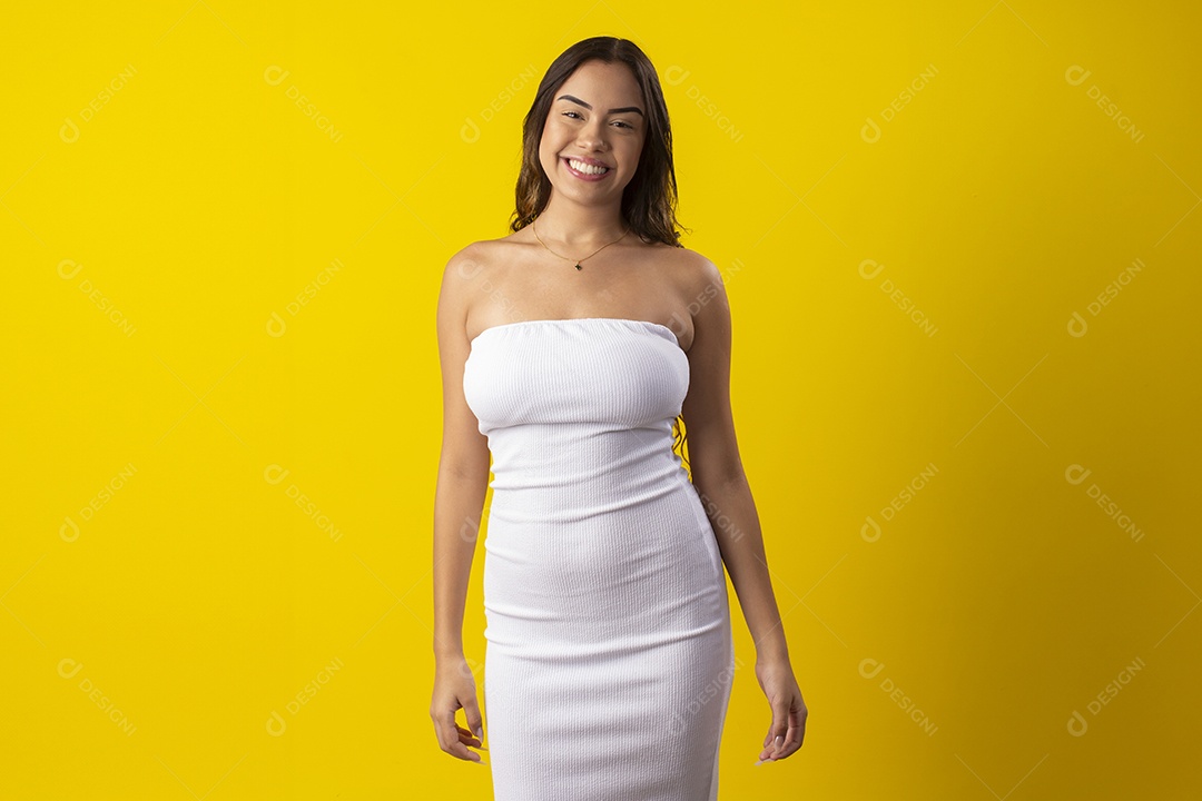 Uma linda garota usando vestido e sorrindo