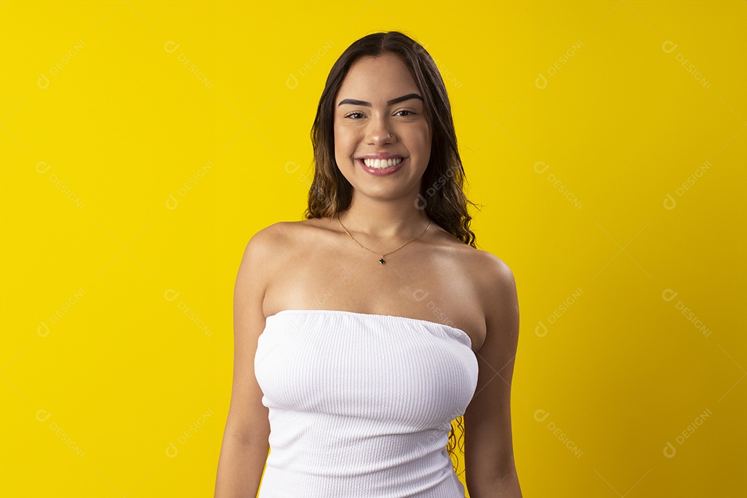 Linda jovem sorridente