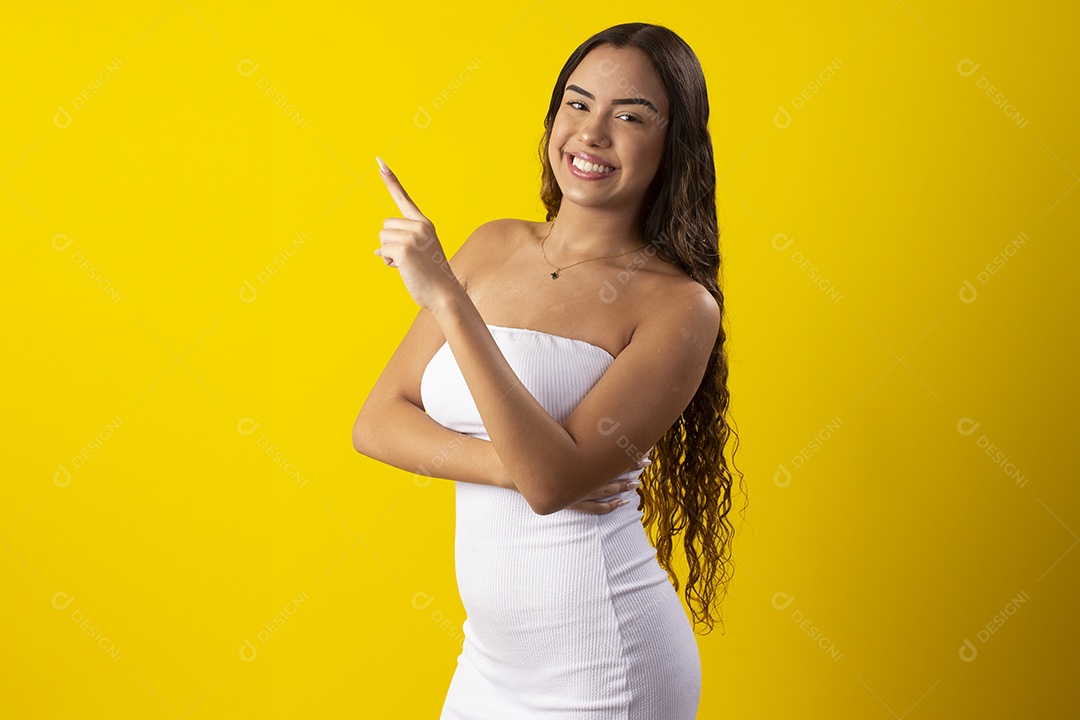 Linda garota apontando para o lado