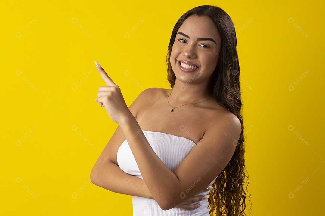 Garota linda apontando para o lado e sorrindo