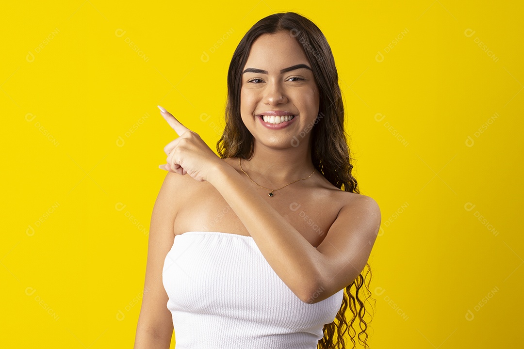 Linda garota apontando para o lado