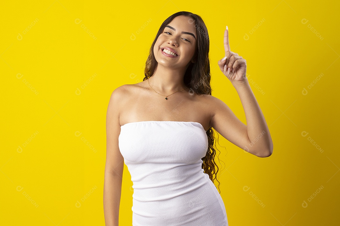 Garota linda e feliz usando chapéu