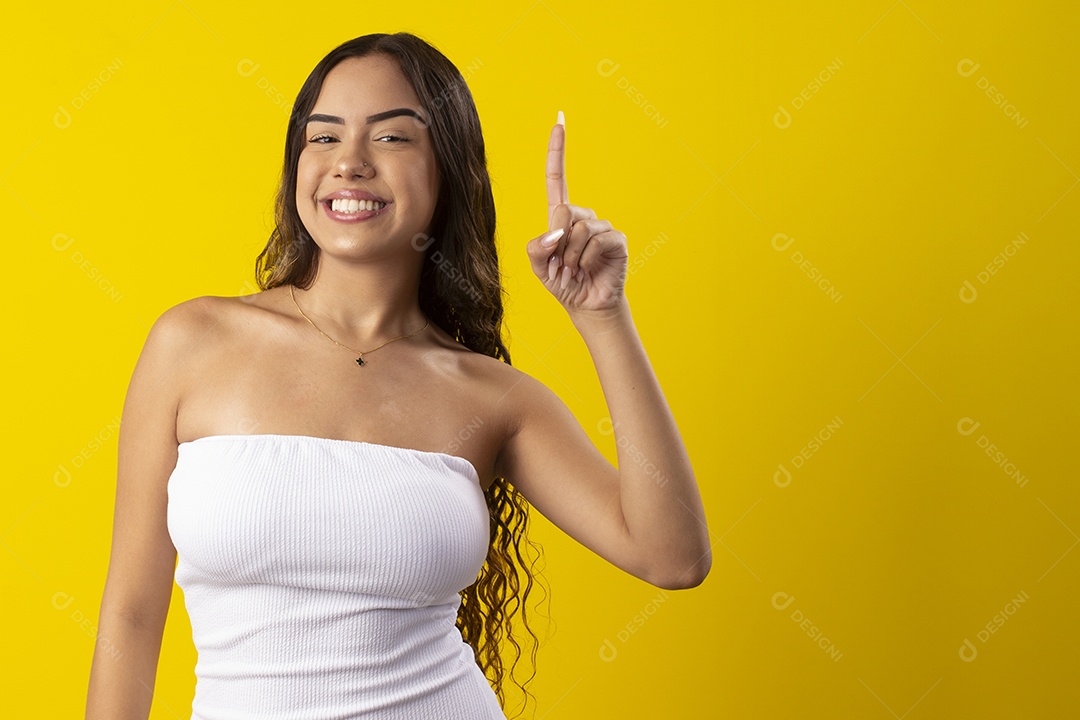 Garota linda feliz apontando dedo para cima