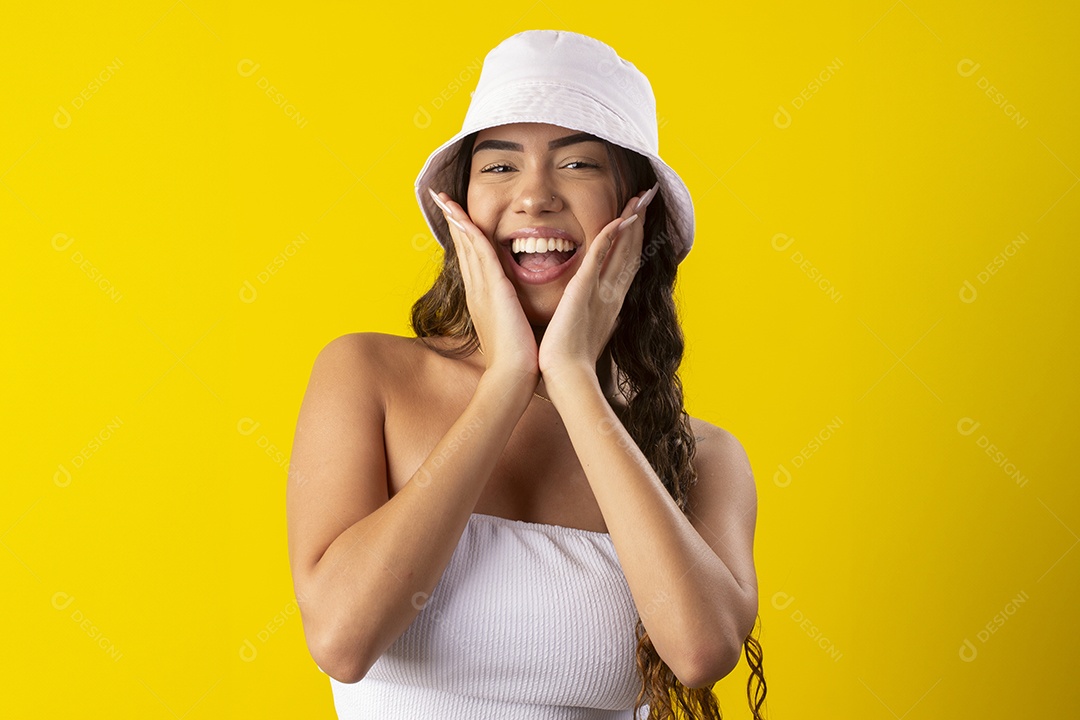 Linda menina meiga e simpática usando chapéu