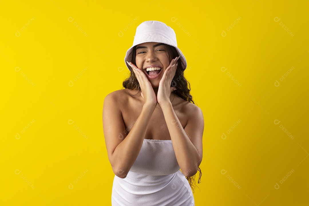 Linda garota jovem sorridente usando chapéu