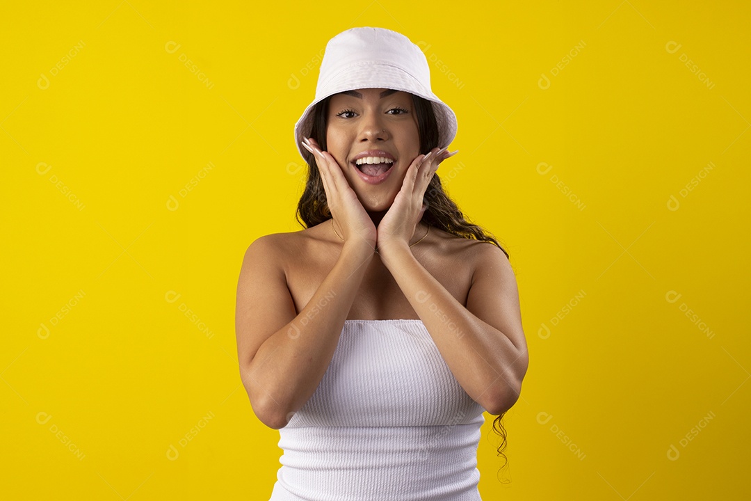 Linda jovem usando chapéu e mão no queixo fazendo pose