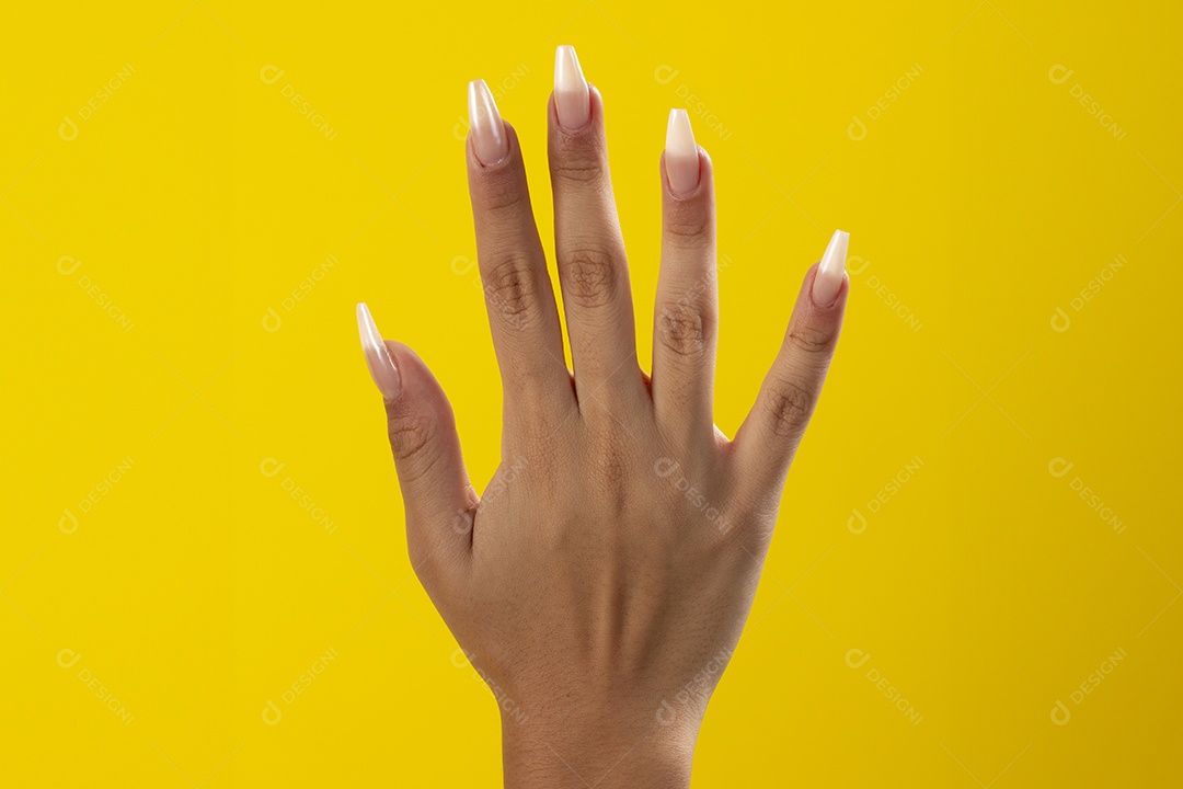 Mão com unhas feitas lindas