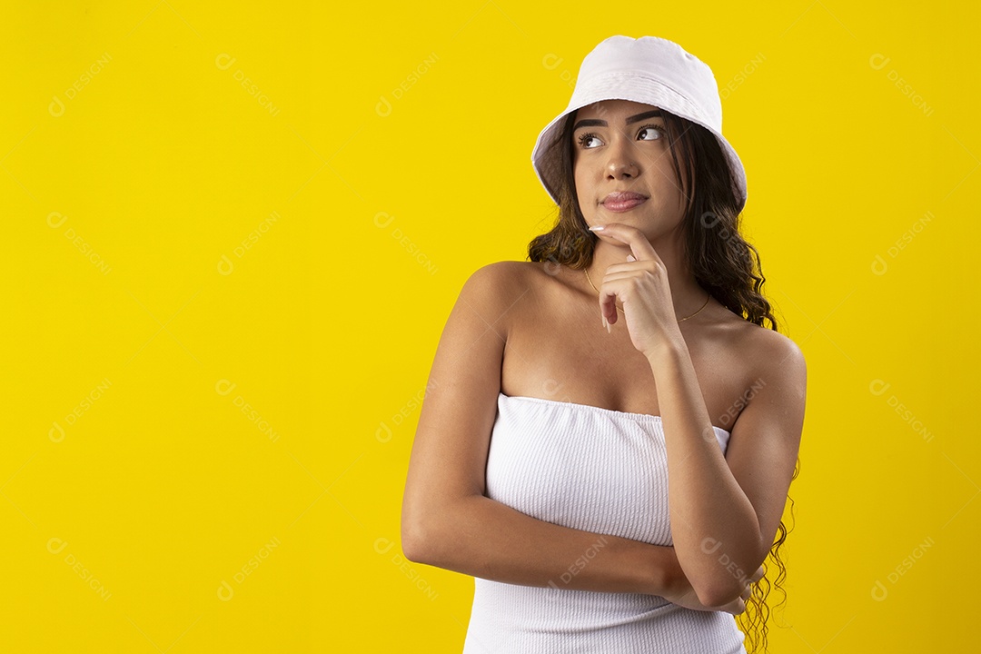 Garota linda com mão no queixo pensativa