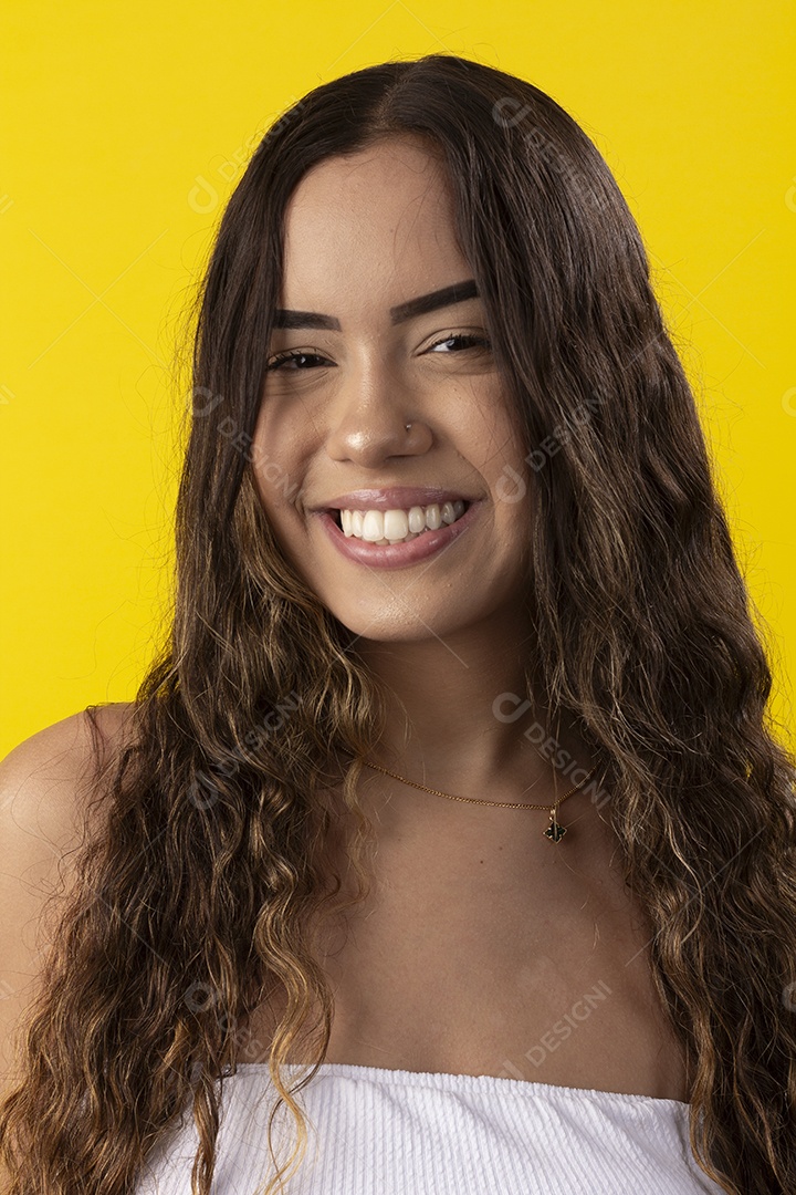 Linda menina sorridente