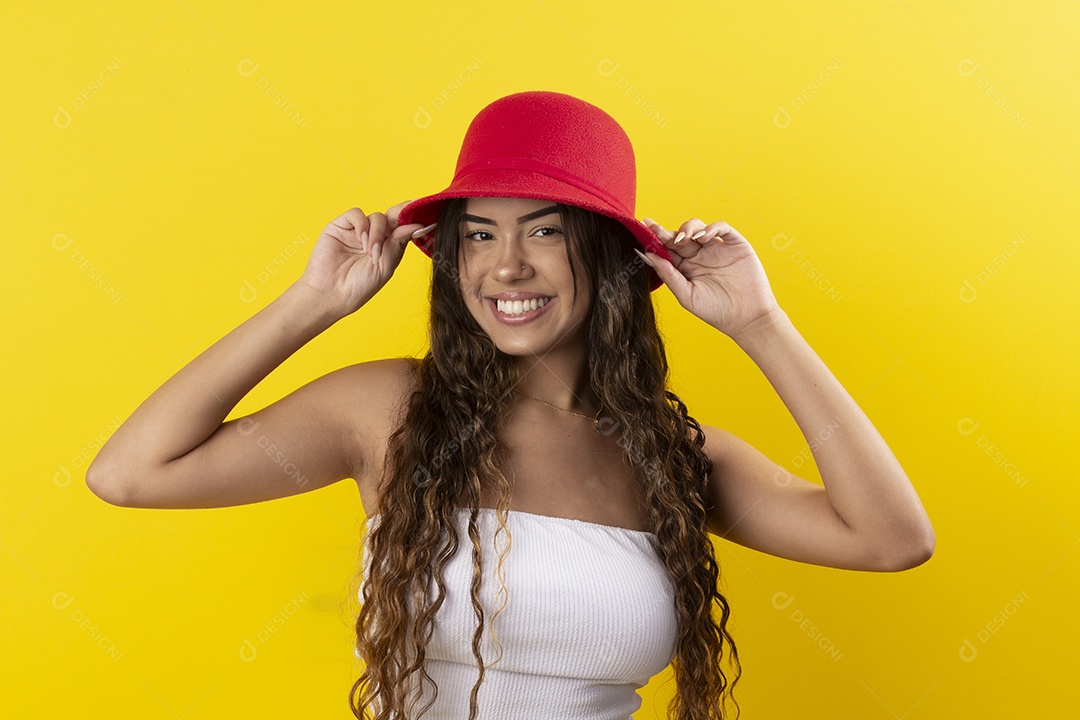 Garota linda usando chapéu