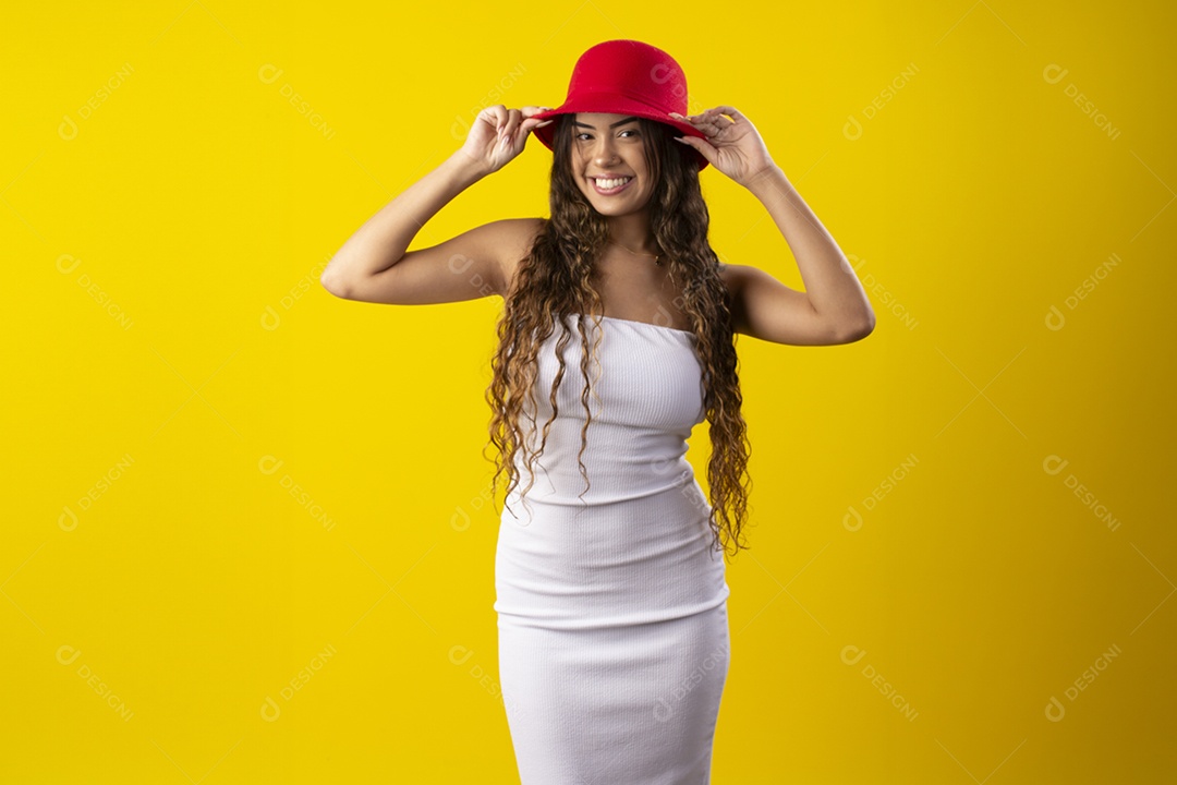 Linda garota de vestido usando chapéu