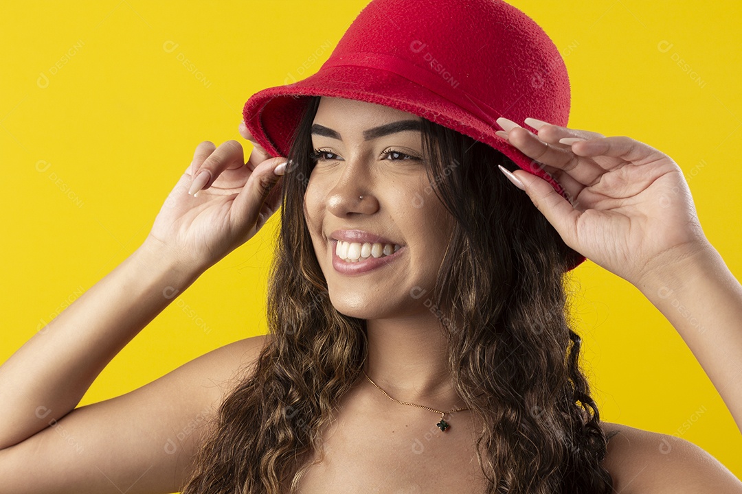 Linda menina com mãos no chapéu