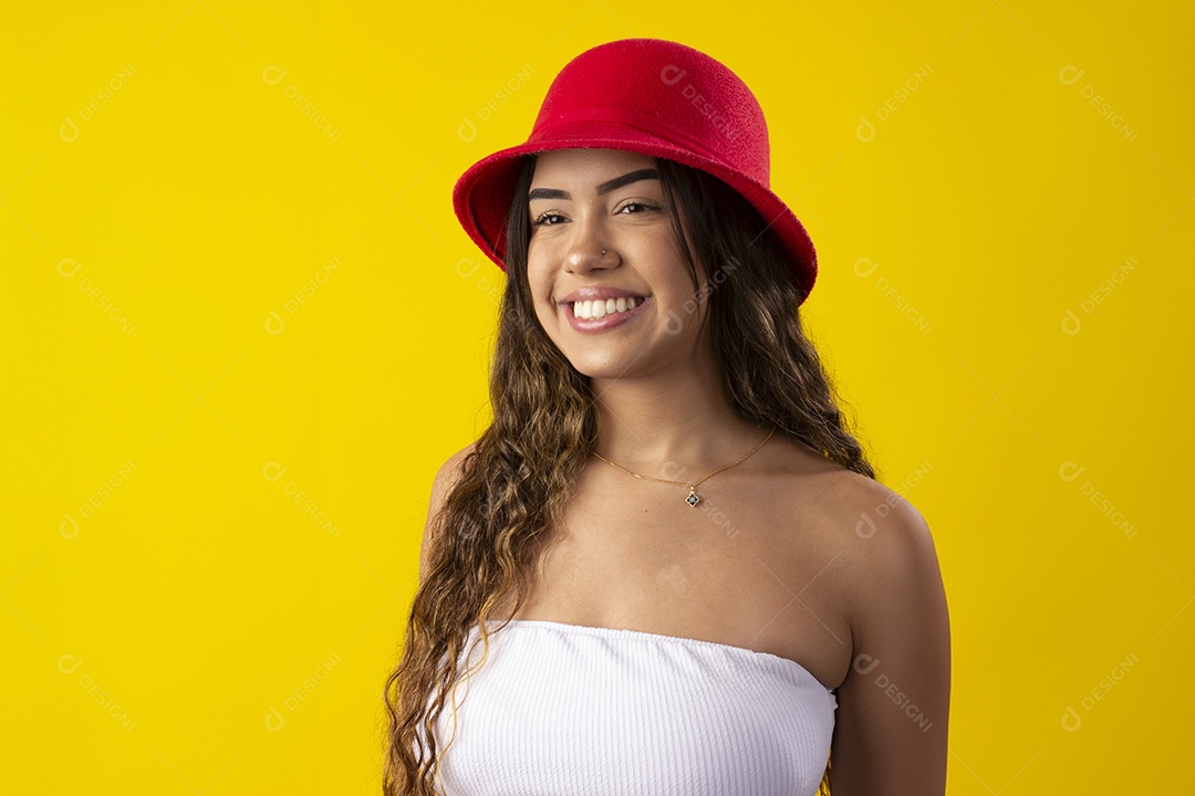 Jovem menina linda usando chapéu vermelho
